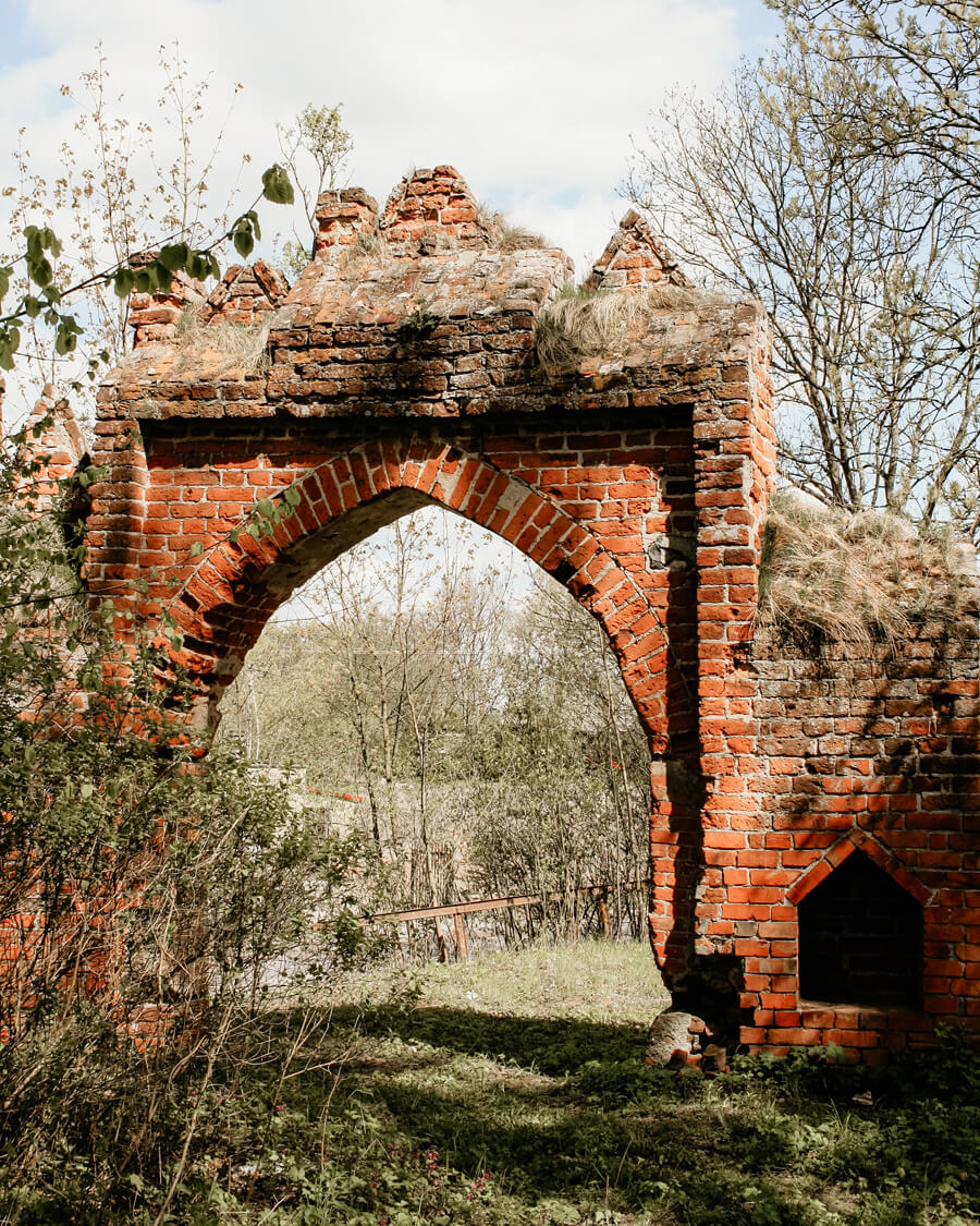 Zamek w Pokrzywnie - Intrygujące ruiny ukryte w zieleni